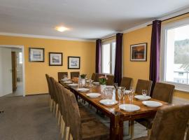 Holiday apartment with 8 bedrooms, Hotel in Erndtebrück