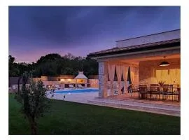 Villa in Gostinjac with swimming pool