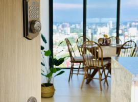 Modern 2BR Condo in Providencia, City Views, Pool & Gym, hotel i Guadalajara