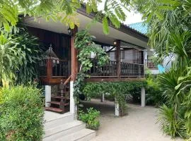 Boutique Beach Cottage - Steps to Beach