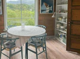 Traditional Cabin With Fjord Views In Skjoldastraumen, hotel in Skjoldastraumen