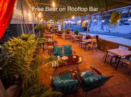 Social Backpacker Hostel & Rooftop Bar