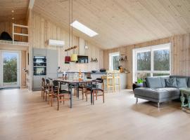 Wooden House With Direct Access To The Sea, hotel di Haslevgårde