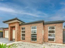 StayAU Newly 8 Beds Spacious Home in Derrimut