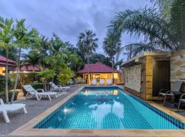 V247 Poolside 1BR Near Naiharn Beach & Gym, hotel in Rawai Beach