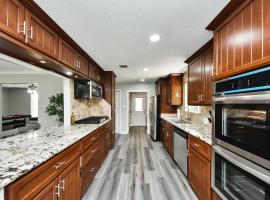 4-BR Family Retreat in Quiet Conroe Neighborhood, hotel en Conroe