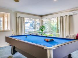 StayAU Family Retreat with Pool Table in Cranbourne, ξενοδοχείο σε Cranbourne