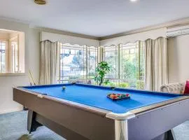 StayAU Family Retreat with Pool Table in Cranbourne