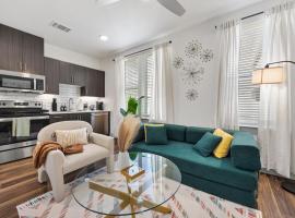 Peaceful Hideaway with Pool, Gym & EV charger, отель в городе Аддисон