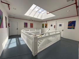 The Art Nook Creative Hostel Room in the Heart of Hollywood Los Angeles, hostel in Los Angeles