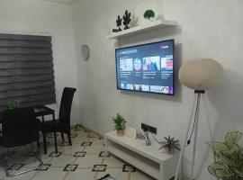 Kharis in East Legon, hotel in Mpehuasem