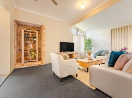 StayAU 4BR Family Retreat with Garden Near Perth, hotel in Westfield