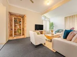 StayAU 4BR Family Retreat with Garden Near Perth