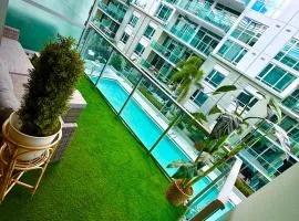Channelside Luxury Retreat Spacious 2BR 2BA Condo with Pool, Balcony, Sauna & Gym