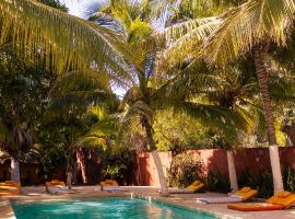 La tour rouge, hotel in Warang