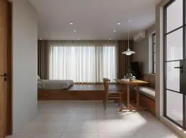 The Jade Phoenix Hanoi-Cozy Retreat with Private Balcony-Free Laundry