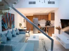 Serenity Mirage - Elegant 2BR Duplex Retreat with Pool in Oasis, Near Masdar City