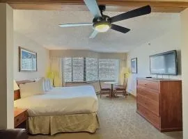 Stellar Location with Hot Tub Pool Steam Room & Gym Acces