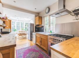 Spacious 3BR House with Large Garden & Private Parking, Near Station & Amenities, hotel in London