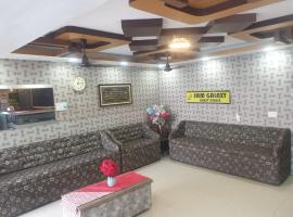 sam galaxy guest house, hotel v destinaci Čennaí