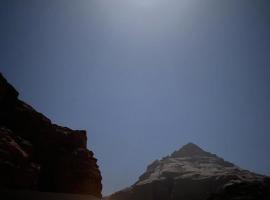 Camp in the natural reserve & tours, hotel en Áqaba