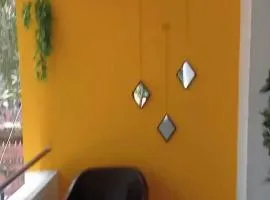 CHIC yellow 2bhk- Just 10 Mins to Beach and WhiteTown DAWN
