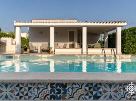 Villa Due Mari - Seaside retreat with private pool, ξενοδοχείο σε Ognina