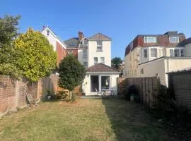 Open plan flat with large garden close to beach