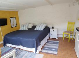 Rum f&ouml;r tv&aring; - centralt i Borgholm, alojamiento con cocina en Borgholm