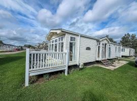 6 Berth Caravan For Hire At California Cliffs In Scratby By The Beach Ref 50050L, hotel in Great Yarmouth