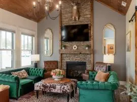 Boutique Luxury Stay Near JMU with 2 King Suites & Fireplaces