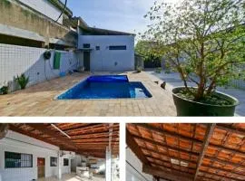 Casa com piscina, churrasqueira, estacionamento