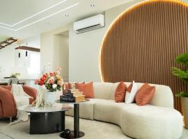 Luxurious PH, Near Airport,Private Jacuzzi，位于圣地亚哥洛斯卡巴的酒店