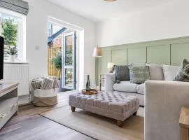 Newly renovated luxury 2-bed cottage, garden & private parking, perfect for getaways