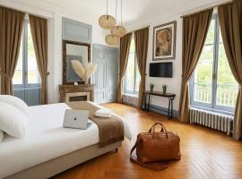 Appartement 100m2 d'élégance au sein d'un Château caché à 10min de Lyon, hotel en Villeurbanne