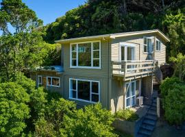Skyline Sanctuary - Entire Aparment with Luxe Views, Espresso and Parking, hotel in Wellington
