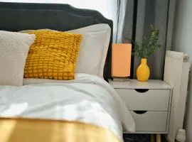 Comfort Lettings - 4 bedroom, 8 Beds & 2 Free Parking, Garden, Family Friendly