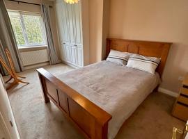 Master bedroom with en-suite, hotel di Navan