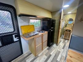 הקרוואן במושב, hotel in Beʼerotayim