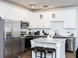 Luxury 3BR Getaway Near Downtown - Med Center - NRG - Enjoy Smart TVs - Fast WiFi - Private Backyard