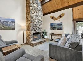 Switzerland Summit Condo- Cozy Base Camp Resort Chalet- Walk to Ski Lifts + Hiking, hotel in Big Bear Lake