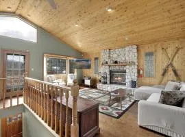 Moonridge Treehouse - Relaxing Lofty Big Bear Hillside Retreat- Great Deck Views- Central