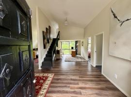 Pauanui Orchard Farmstay - Pet Friendly!, kh&aacute;ch sạn th&acirc;n thiện với th&uacute; nu&ocirc;i ở Hikuai