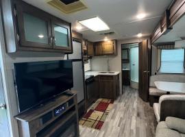 Beautiful RV 15 Min to Downtown Orlando, glamping em Orlando