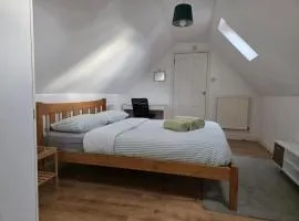 Self contained Flat & Large Ensuite Rooms RG2 Near Town Centre & Hospital