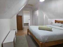 Private Flat and Large Ensuite Rooms Near University Town Centre & Hospital, hotel i Reading