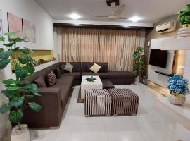 Spacious 2BR Portion with Rooftop Gulshan e Iqbal Block 7, hotel com estacionamento em Karachi