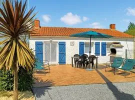 Lovely Home In St Urbain With Kitchen