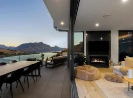 Luxury Villa- BBQ - Hot Tub- Free Parking AC