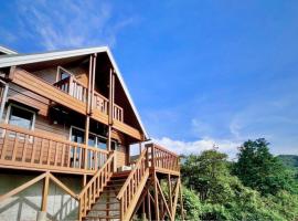 南房総の海と田園風景を眺める高台に佇む景色抜群のログハウス #一棟貸切 #グループや家族旅行におすすめ #BBQ可のお庭 #夕陽と海が綺麗に見えるテラス #星空が綺麗 #南房総 #osora، مكان إقامة مع الخدمة الذاتية لإعداد الطعام في مينامبيوسو